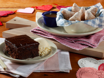 Cracker Barrel: FREE Dessert with Entree Purchase!